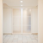 １階リビングと玄関ホールの間には、光を通す間仕切り建具を採用