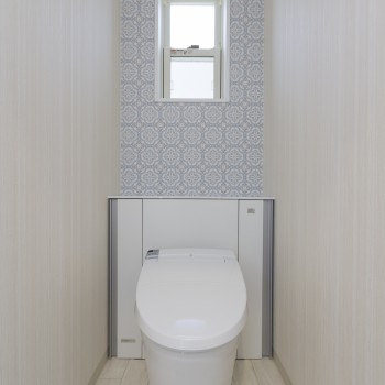 ２階のトイレは、正面にアクセントクロスを使用