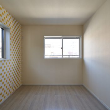 ホワイトベースのお部屋に、黄色の水玉のアクセントクロスで、楽しい雰囲気のお部屋になりました